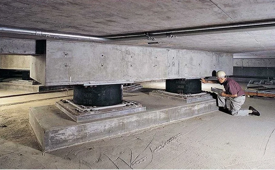 Aislación Sísmica de Base en Las Condes: Diseño Estructural